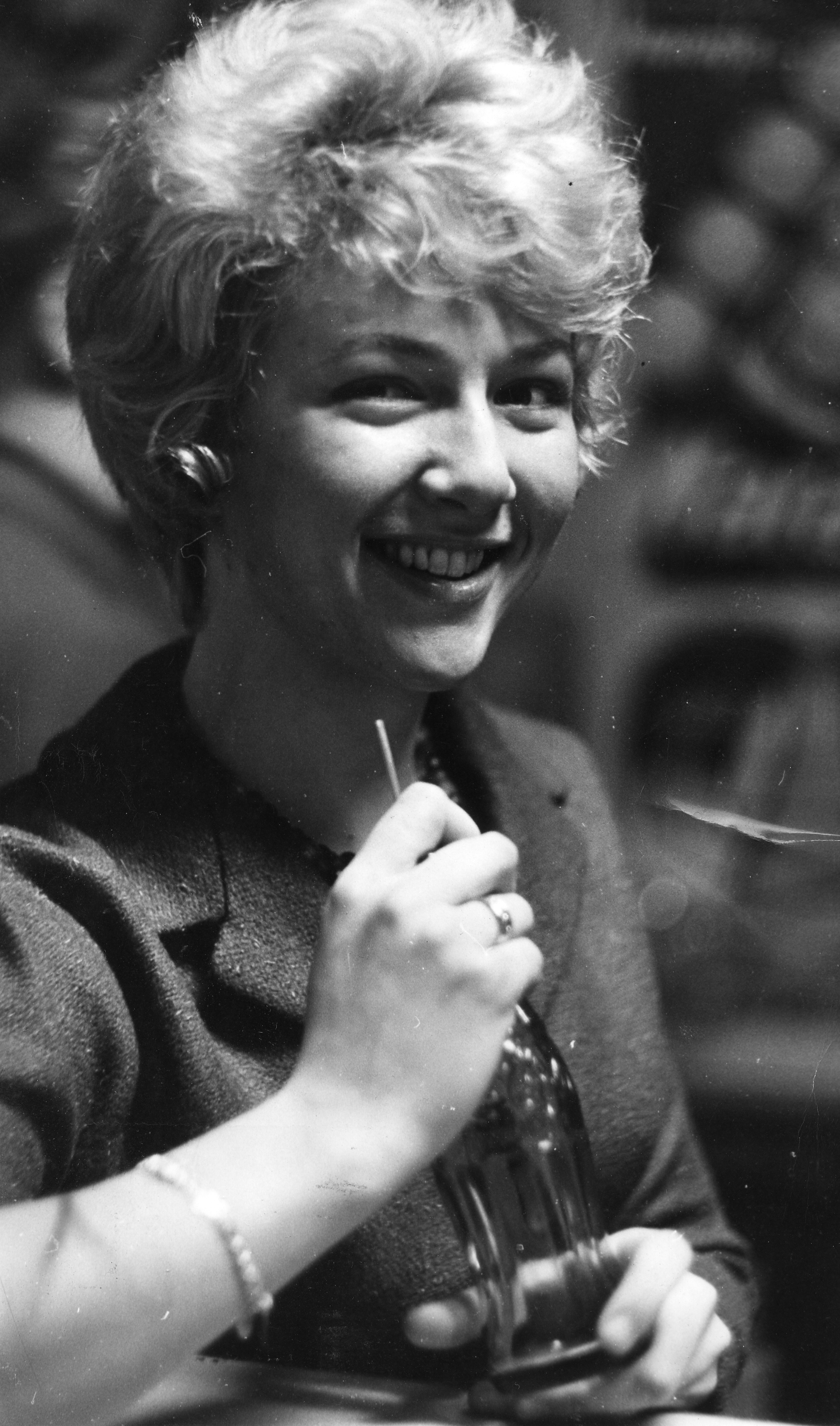 Merit Hemmingson kopplar av i pausen på Svt med en coca-cola, den 5 mars 1963. Foto: Ove Alström/Svenskt visarkiv