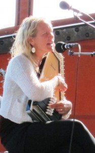 Maria Misgeld sjöng Emigrantvisor  till eget ackompanjemang på autoharp. Foto: Johan Sturk.  