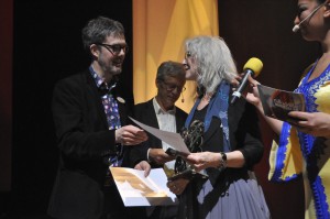 Merit Hemmingson mottog juryns hederspris under Folk- & världsmusikgalan i Västerås. Foto: Peter Ahlbom