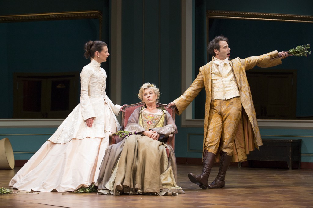Anna Cervinka (Mariane), Christophe Montenez (Damis) & Cécile Brune (Dorine) Foto: Christophe Taynaud de Lage.