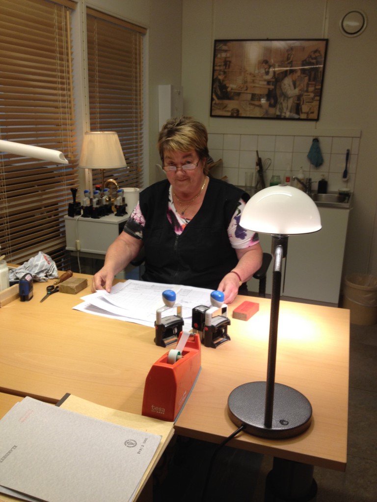 Louise arbetar med att förlänga livet på bibliotekets noter.