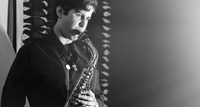 Monica Petrini, en av Sveriges första kvinnliga jazzmusiker, ca 1956. Foto: Estrads arkiv/Rolf Dahlgren/Svenskt visarkiv