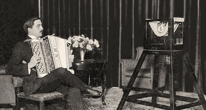 Calle Jularbo (Carl Karlsson Jularbo) från 1925 i studio på Malmskillnadsgatan, Stockholm. Mikrofon: Marconis fabrikat, en Marconiphone med smeknamn Vaggan Foto: TT Nyhetsbyrån