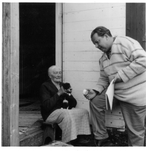 Ulf Peder Olrog spelar in Anna ”Sjömor” Lindström på Nötö 1962. Foto av Göran Marteus, ur Ulf Peder Olrogs arkiv (Svenskt visarkiv)
