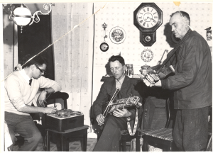  Jan Ling spelar in Gösta Hellström och Spel-Oskar Larsson 1961. Foto av Ingvar Eriksson, ur Jan Lings arkiv (Svenskt visarkiv)