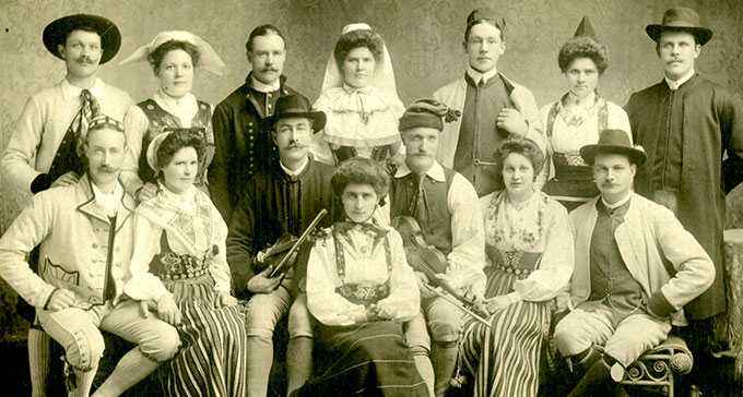 Skansens nationaldansare. Måns Olsson i mitten till höger.