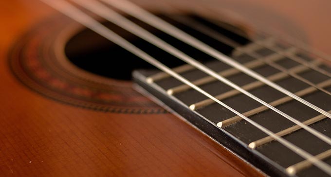 Närbild på en akustisk gitarr.